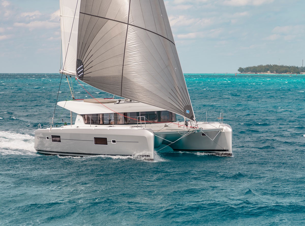 Elegante Motoryacht gleitet durch das Inselmeer des Kornaten Nationalparks