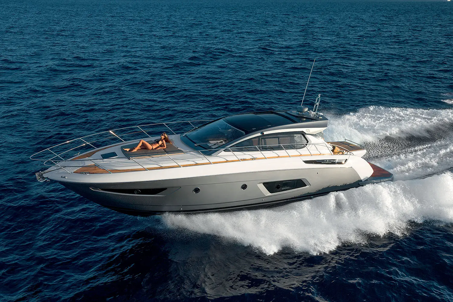 Azimut 50 Motoryacht auf dem kristallklaren Wasser der kroatischen Adria