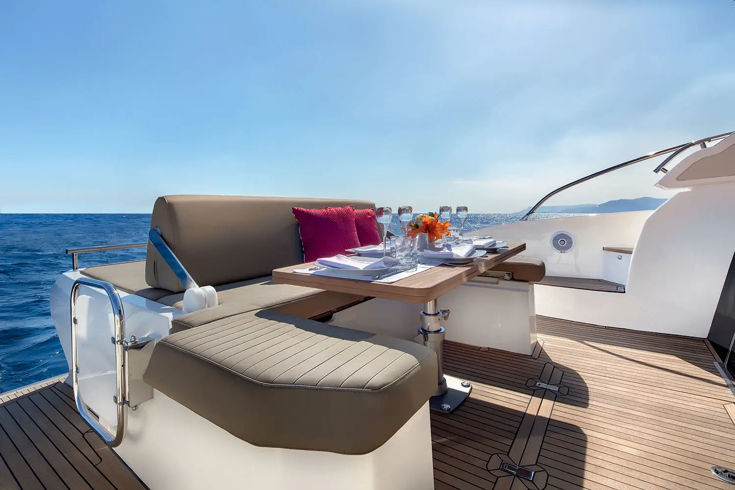 Gourmet-Gericht und edler Wein serviert auf dem Deck einer Luxusyacht