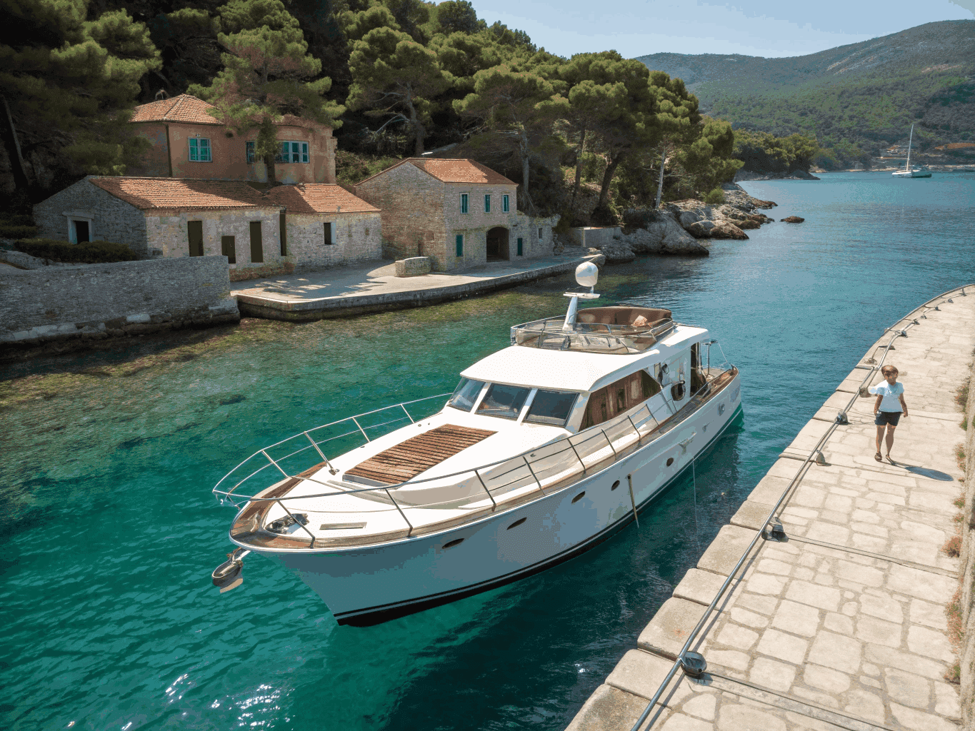 Luxuriöse Motoryacht vor der Küste von Šibenik
