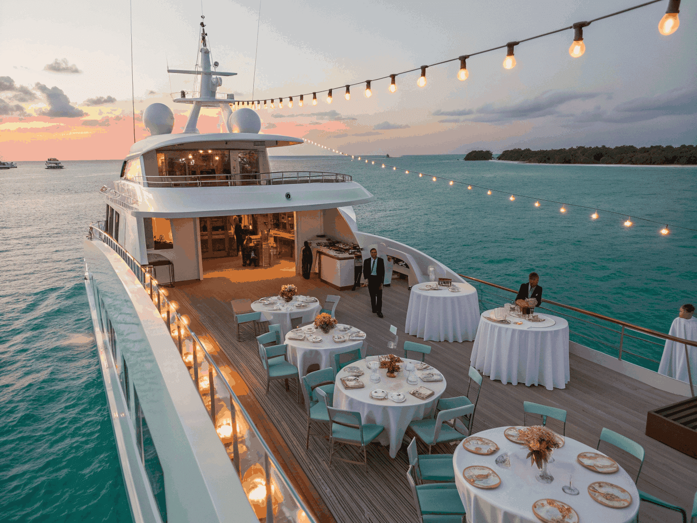 Exklusives Event auf dem Deck einer Motoryacht